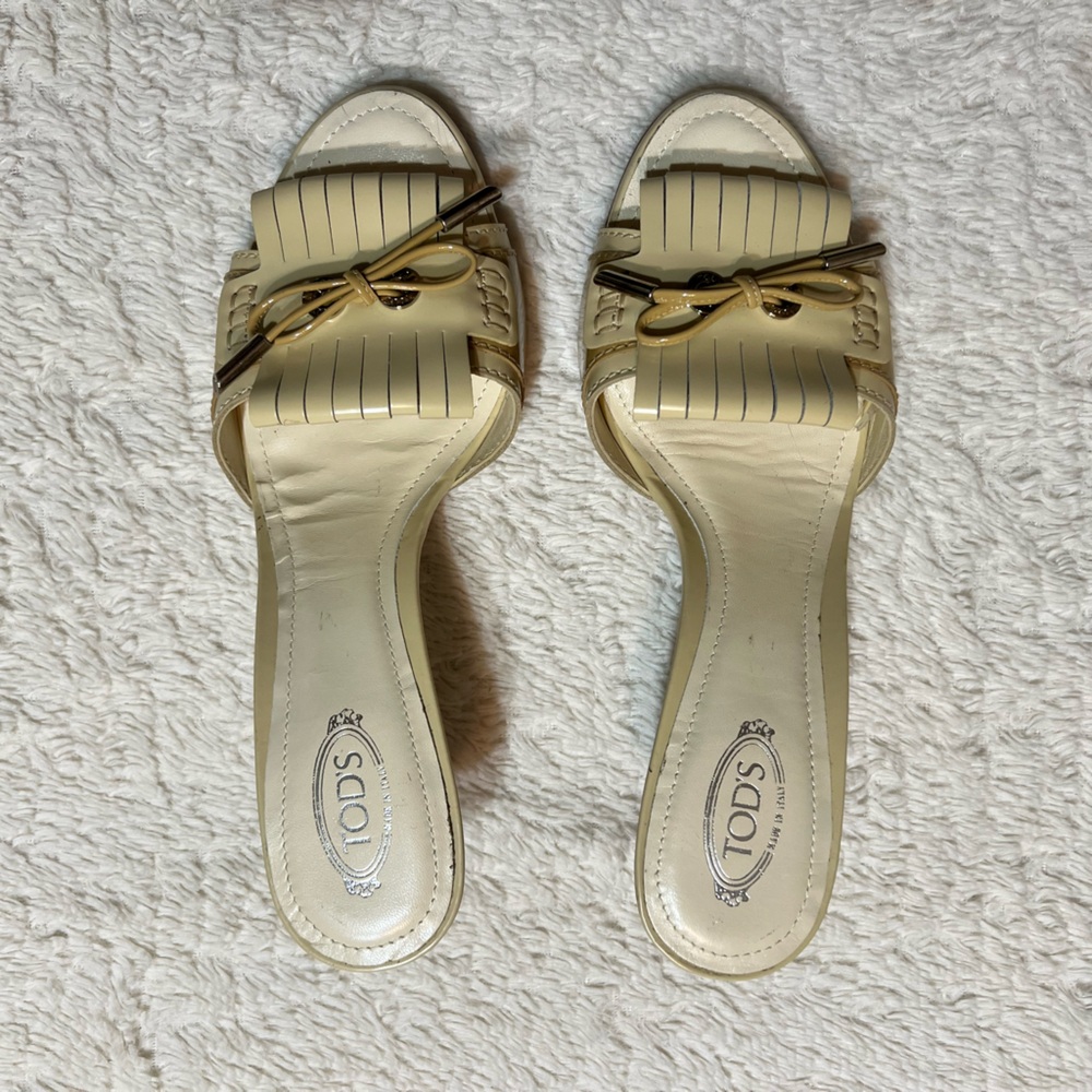 Tod's Beige Leather Embossed Logo